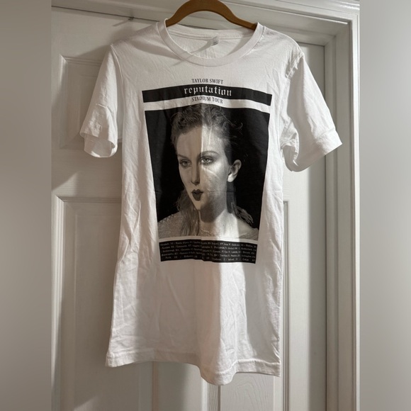 Taylor Swift Reputation Stadium World Tour Tee NWOT - Picture 1 of 3